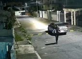 La víctima viajaba junto con varios amigos cuando el vehículo en el que se movilizaba chocó con el automóvil ocupado por los dos policías.