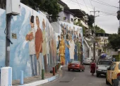 El mural en honor a los trabajadores de la primera línea de emergencia durante la pandemia de covid-19 está en la calle Víctor Emilio Estrada, en el cerro del Carmen.