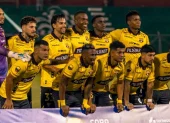 Jugadores de Barcelona previo al partido contra Liga de Portoviejo.