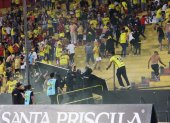 Hinchas ubicados en la tribuna General Sur intentaron ingresar al campo de juego.