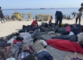 Numerosos inmigrantes permanecen en la playa del Trampolín que se ha transformado en un asentamiento desde la entrada masiva registrada el 30 de julio en la ciudad española de Ceuta.