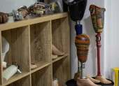 Prótesis. Varias prótesis ortopédicas elaboras en el taller Ortoprotécnica, en Caracas, Venezuela.