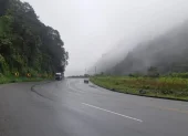 Según la Prefectura de Pichincha, la situación afecta a varios tramos que ya fueron fresados de la vía Mitad del Mundo-Río Blanco.