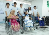 La iniciativa Rodemos Juntos entregó sus primeras sillas de ruedas en Guayaquil. La meta es dar un centenar en seis meses.