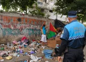 Agente metropolitano supervisa el retiro de basura en un punto de la ciudadela Los Esteros, en el sur de Guayaquil.