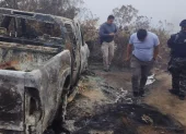 En la zona donde fueron hallados los cuerpos también habían camionetas incineradas.