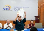 La abogada Mónica Luzárraga inscribió su candidata a la Alcaldía de Guayaquil en la Delegación Provincial Electoral del Guayas.