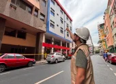 Desgaste de fachada habría provocado caída de escombros en edificio.