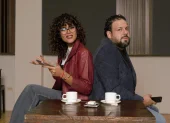 Valeska Guzmán y Andrés Olmedo interpretan a Julia y Miguel, una pareja cuya historia aborda las relaciones contemporáneas, la comunicación y los conflictos que surgen después de un encuentro en una app de citas.