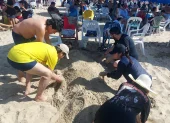 Una familia disfruta de la arena y el sol en la provincia de Santa Elena.