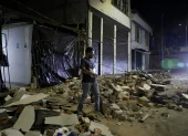 Una persona camina cerca de escombros de viviendas afectadas luego del terremoto.