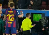 El árbitro Fracois Letexier consulta en la pantalla del VAR antes de señalar penalti a favor del Barcelona.
