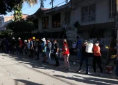 Voluntarios remueven escombros del edificio Torres del Limonar tras el terremoto de magnitud 7,4, este 11 de agosto de 2026 en Cali (Colombia).