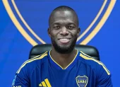 Enner Valencia luce la camiseta de Boca Juniors durante su nueva etapa en el fútbol argentino.