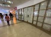 Más de 10 locales se encuentran cerrados en el centro comercial del Malecón