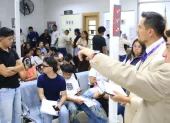 Personas esperan su turno en el Registro Civil.