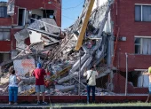 Personas observan viviendas afectadas luego de un terremoto de magnitud 7,4 este 10 de agosto de 2026, en Pereira (Colombia).