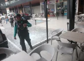 Violencia. La plaza comercial quedó manchada de sangre y con evidencias de un violento ataque armado. Hay miedo entre los que la visitan a diario.
