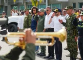 El presidente de Colombia, Abelardo de la Espriella (3-d), asiste junto al ministro de Defensa, Jorge Eduardo Mora López (4-d), y la gobernadora de Chocó, Nubia Carolina Córdoba (2-i), en un puesto de mando unificado por el terremoto de magnitud 7,4 que sacudió al país este lunes, en Quibdó (Colombia).
