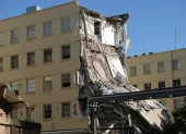 Un edificio parcialmente colapsado tras el sismo en Colombia, mientras continúa la búsqueda de personas desaparecidas.