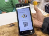 Fotografía de una persona mostrando un código QR del método de pago Pix, en Sao Paulo (Brasil).