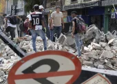 Las labores de rescate continúan en las zonas más afectadas por el terremoto, mientras aumenta el número de víctimas.