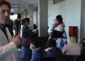 Pacientes esperan su turno para ser atendidos en un hospital de Argentina.