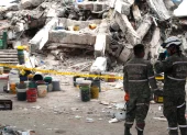 Integrantes del Ejército de Colombia participan en una jornada de búsqueda y rescate en una zona afectada este miércoles en Cali (Colombia).
