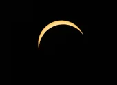 La Luna pasa frente al Sol durante un eclipse solar parcial sobre Greenwich Park, en Londres (Reino Unido), el 12 de agosto de 2026.