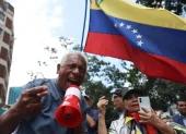 Personas participan en una manifestación para pedir salarios dignos y mejoras laborales este miércoles, en Caracas (Venezuela).