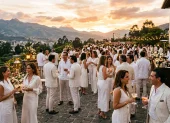 Hoy está de moda vestirse de blanco. Fiestas blancas en un ‘rooftop’ para ver el ‘sunset’. Camisas de lino blanco para los bautizos en la ciudad y los matrimonio fuera de ella.