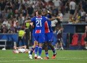 Willian Pacho celebra con sus compañeros en la Supercopa de Europa 2026.
