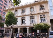 En Guayaquil hay edificios incendiados semidestruidos y casas patrimoniales que se vinieron abajo y permanecieron así hasta que alguna solución salomónica -mezclar modernidad con rescate del patrimonio- apareció, tarde.