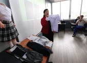 Gardenia González, docente de psicopedagogía en la Universidad Laica, muestra las prendas terapéuticas elaboradas como parte de la jornada académica ProInspira.