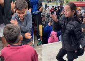 Jóvenes participan en un campeonato de farmear aura en Brasil, donde el público elige al ganador por sus bailes, poses y gestos.
