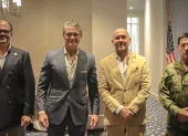 Pete Hegseth con las autoridades ecuatorianas