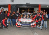 Alfonso Quirola celebrando con parte de los 14 técnicos que integran su equipo.