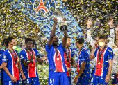 Willian Pacho levantó su segunda Supercopa de Europa con PSG.