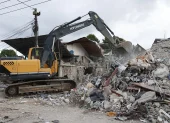 Maquinaria removiendo escombros de una edificación afectada por el terremoto de magnitud 7,4 en Quibdó, Colombia.