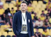 Marcelo Gallardo da indicaciones desde el banquillo de River Plate durante un partido.