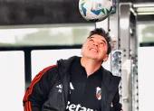 Marcelo Gallardo juega con un balón durante su etapa como futbolista de River Plate.