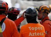 Integrantes de una brigada de Los Topos Aztecas mexicanos habla este miércoles, durante una jornada de búsqueda y rescate en Cali (Colombia).
