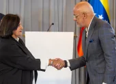 Expresidenta de la Asamblea Nacional de Venezuela (2015), Dinorah Figuera, y el presidente del Parlamento, Jorge Rodríguez, en la última sesión de la mesa de diálogo este miércoles, en Caracas (Venezuela).