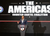 El secretario de Defensa de Estados Unidos, Pete Hegseth, interviene durante un foro de la Coalición Americana contra los Cárteles en Ciudad de Panamá el 12 de agosto de 2026.