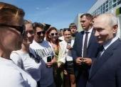 El presidente ruso Vladimir Putin (derecha) se reúne con residentes locales en la isla de Iturup, región de Sajalín, Rusia, el 13 de agosto de 2026. (Rusia)