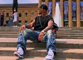 Michael Morales durante su llegada a Filadelfia, antes del pesaje de UFC 330.