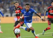 Keny Arroyo (c) fue uno de los más destacados en Cruzeiro ante Flamengo, por Copa Libertadores.