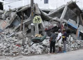 Personas observan un edificio destruido por el terremoto en Quibdó, Colombia.