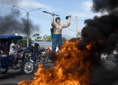 Manifestantes bloquean con escombros la carretera Federico Basadre, en Pucallpa (Perú).