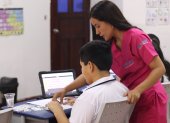 Un maestro sombra es un profesional que acompaña de forma personalizada a un estudiante con necesidades educativas especiales.